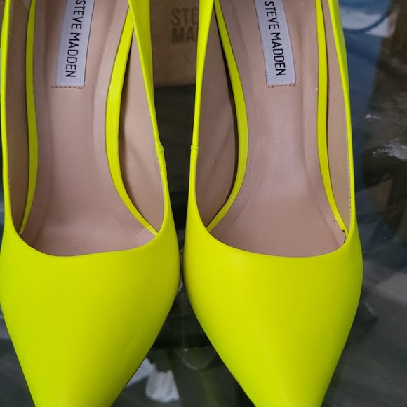 Steve Madden Neon Yellow (Citron) Pumps - Picture 5 of 8